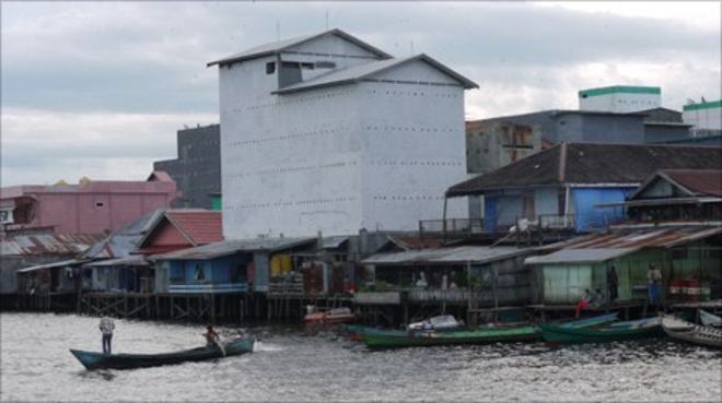 Nhà nuôi chim yến san sát ở Kumai - Indonesia